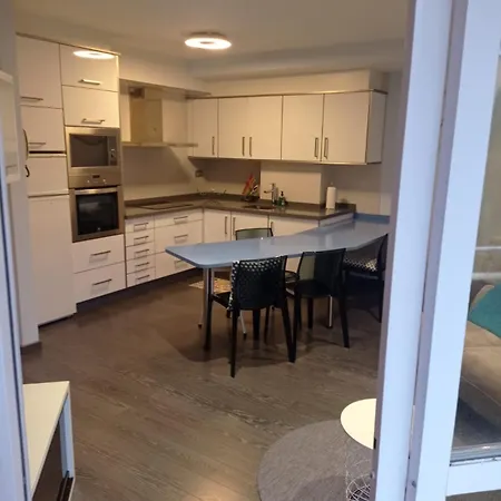 Апартаменты Apartamento Con Piscina Санхенхо